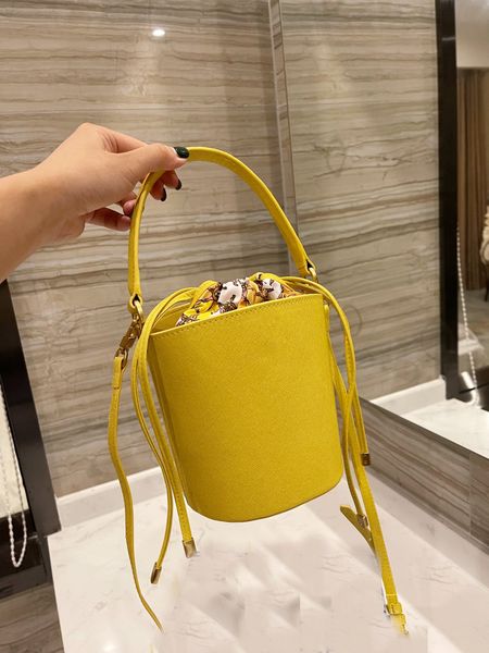 torrey burch bucket bag imported fabrics feel good quality super bright metal do not fade one shoulder oblique satchel fashion joker
torrey burch bucket bag imported fabrics feel good quality super bright metal do not fade one shoulder oblique satchel fashion joker