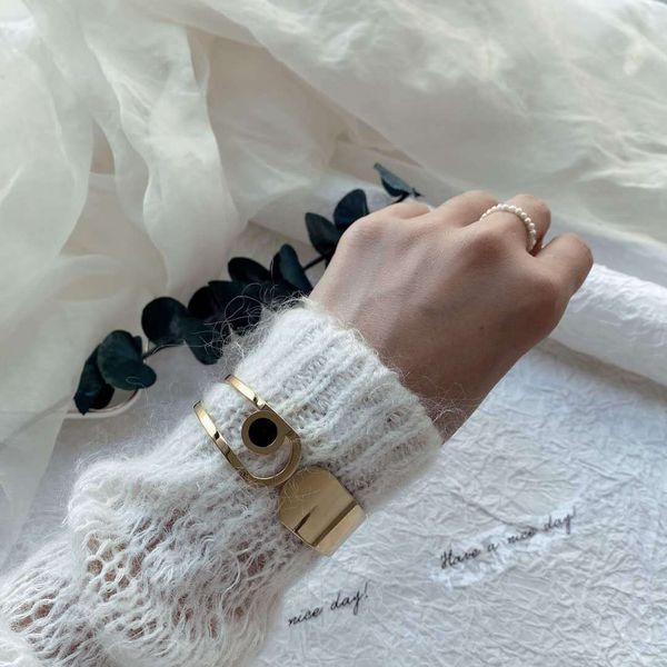 excellent jewelry steel new fashion hollow black round brand open wide face 18k gold fashion bracelet female
excellent jewelry steel new fashion hollow black round brand open wide face 18k gold fashion bracelet female