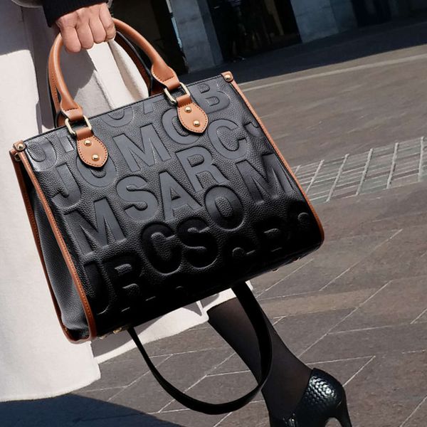 women's bag 2021 fashion trend women's advanced sense one shoulder portable messenger large capacity
women's bag 2021 fashion trend women's advanced sense one shoulder portable messenger large capacity