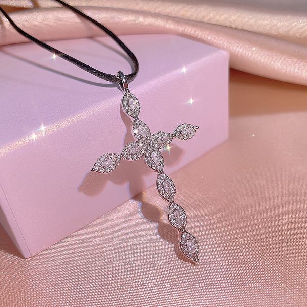 fashion design necklace pendant luxury jewelry silver plated christian cross inlaid zircon simple trendsetter chain
fashion design necklace pendant luxury jewelry silver plated christian cross inlaid zircon simple trendsetter chain