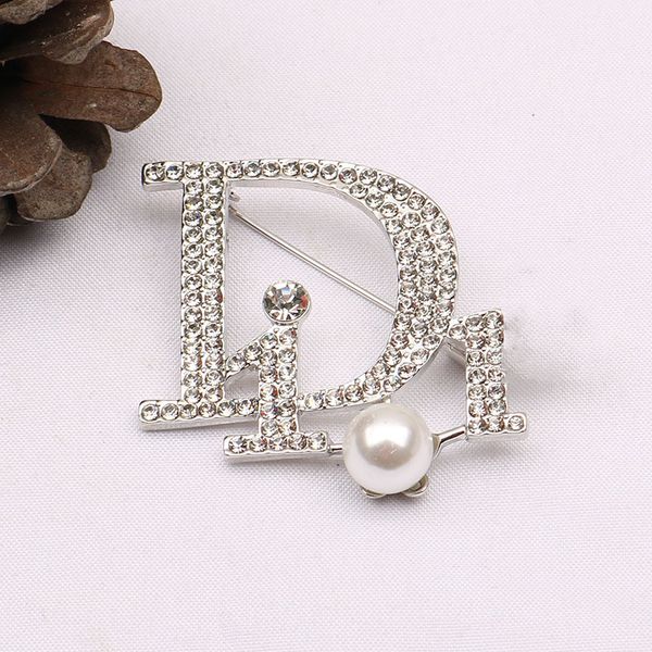 Korean letter D family Brooch female inlaid with diamond natural fashion generous Pearl Brooch sweater coat pin, Gray
Korean letter D family Brooch female inlaid with diamond natural fashion generous Pearl Brooch sweater coat pin, Gray