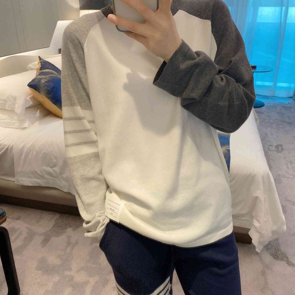 2020 autumn new four bar round neck long sleeve women's loose color matching top, White;black
2020 autumn new four bar round neck long sleeve women's loose color matching top, White;black