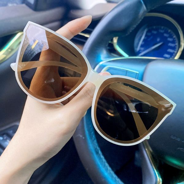 gm2021 new milk tea frame women's ins fashion summer polarized sunglasses advanced uv protection, White;black
gm2021 new milk tea frame women's ins fashion summer polarized sunglasses advanced uv protection, White;black