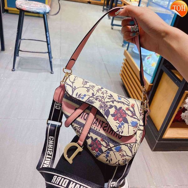d family new women's bag saddle jungle series catwalk hand canvas obedient messenger
d family new women's bag saddle jungle series catwalk hand canvas obedient messenger