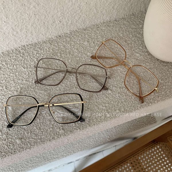 fashion design sunglasses anti-ultraviolet classic box high guality resin lenses elegant and fresh color changing glasses for young women 20, White;black
fashion design sunglasses anti-ultraviolet classic box high guality resin lenses elegant and fresh color changing glasses for young women 20, White;black