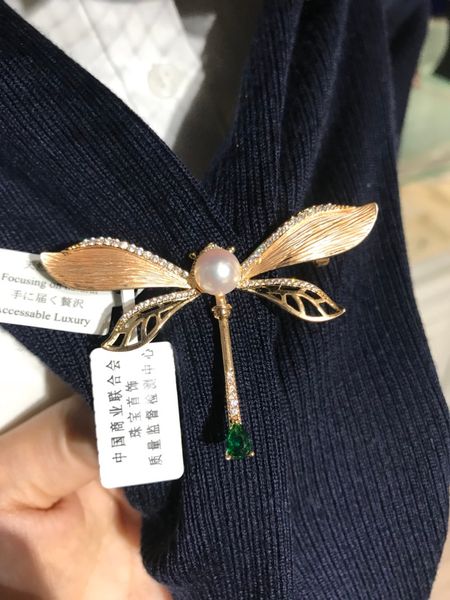 7mm natural seawater pearl woman brooch fashion scarf shawl decoration glaze dragonfly chain breast pin, Gray
7mm natural seawater pearl woman brooch fashion scarf shawl decoration glaze dragonfly chain breast pin, Gray