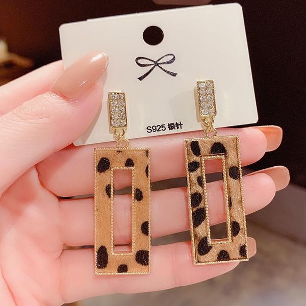 stud european and american autumn winter style earrings s925 needle rectangular leopard print plush jewelry female persona, Golden;silver
stud european and american autumn winter style earrings s925 needle rectangular leopard print plush jewelry female persona, Golden;silver
