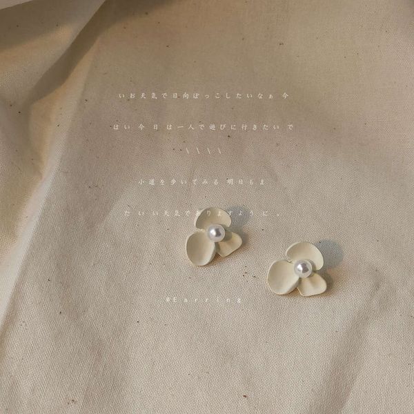fairy white earrings pearl flowers simple female high sense
fairy white earrings pearl flowers simple female high sense