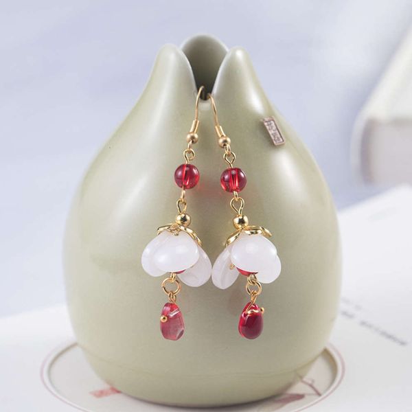 "white flowers, red imitation glass water drop women's ancient han costume earrings, court earrings, Black
"white flowers, red imitation glass water drop women's ancient han costume earrings, court earrings, Black