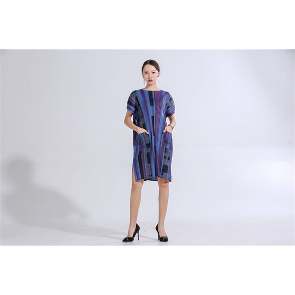 dress miyake fold of digital printing the short sleeve o-neck straight, Black;gray 
dress miyake fold of digital printing the short sleeve o-neck straight, Black;gray