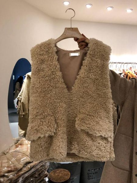women's vests 2021 autumn and winter fashion v-neck lamb wool vest jacket causal sleeveless pullover women korean coat, Black;white
women's vests 2021 autumn and winter fashion v-neck lamb wool vest jacket causal sleeveless pullover women korean coat, Black;white