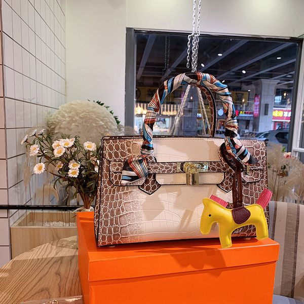 capacity women handbags large bag 2021 trend lady platinum color casual shoulder crossbody tote leather bags european and american style
capacity women handbags large bag 2021 trend lady platinum color casual shoulder crossbody tote leather bags european and american style