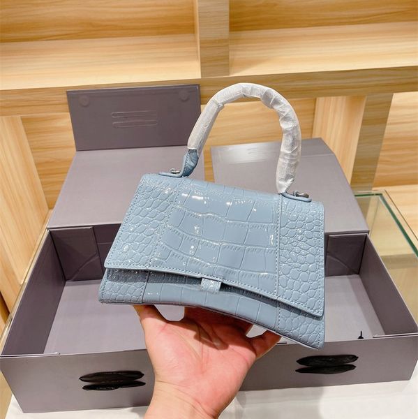 2021 designer bag upgraded crocodile leather hourglass bags women crossbody 5 color portable shoulder handbag two size gift box packaging
2021 designer bag upgraded crocodile leather hourglass bags women crossbody 5 color portable shoulder handbag two size gift box packaging