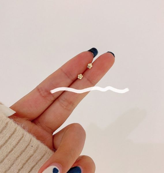 s925 silver needle small flower earrings daily versatile mini ins stud for women's sleep, Golden;silver 
s925 silver needle small flower earrings daily versatile mini ins stud for women's sleep, Golden;silver