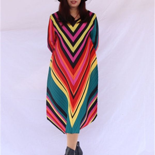 dress miyake fold baroclinic plait v-neck irregular stripe, Black;gray
dress miyake fold baroclinic plait v-neck irregular stripe, Black;gray