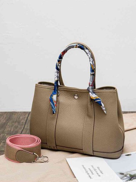 large-capacity handbagsbag 2021 autumn winter new fashion garden bag women's large capacity shopping bucket one shoulder portable tote
large-capacity handbagsbag 2021 autumn winter new fashion garden bag women's large capacity shopping bucket one shoulder portable tote
