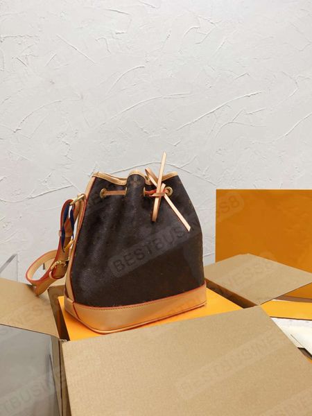 designer leather presbyopic bucket bag drawstring messenger shoulder fashion all-match size 25*26
designer leather presbyopic bucket bag drawstring messenger shoulder fashion all-match size 25*26