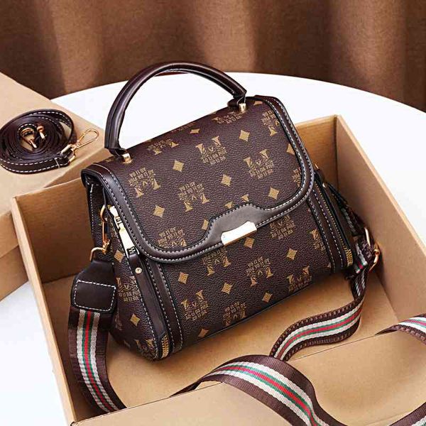 small bag 2021 trendy printed bucket large capacity one shoulder messenger bag queen letter pattern women's, Black;red
small bag 2021 trendy printed bucket large capacity one shoulder messenger bag queen letter pattern women's, Black;red