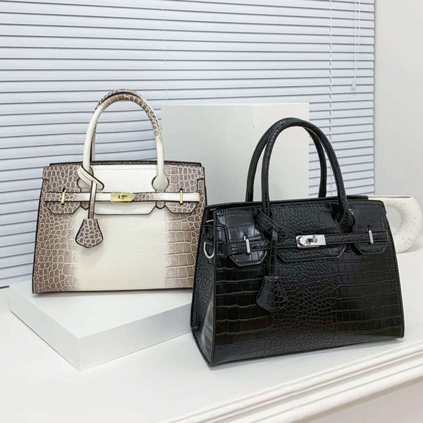 2021 textured snake pattern contrast women's bag fashion large capacity single shoulder messenger bag trend simple portable
2021 textured snake pattern contrast women's bag fashion large capacity single shoulder messenger bag trend simple portable