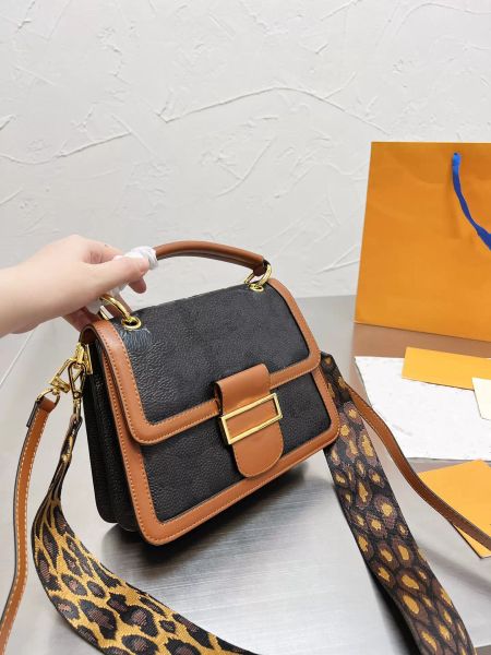 designer postman bag woman's cross bags shoulder bags fashion knurling clamshell 1934-1v metal fastener classic versatile tote handbag
designer postman bag woman's cross bags shoulder bags fashion knurling clamshell 1934-1v metal fastener classic versatile tote handbag