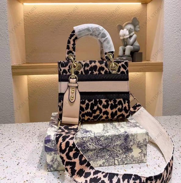 fashion handbag designer women's shoulder bag cross body classic style letter totes bags lady wallet
fashion handbag designer women's shoulder bag cross body classic style letter totes bags lady wallet