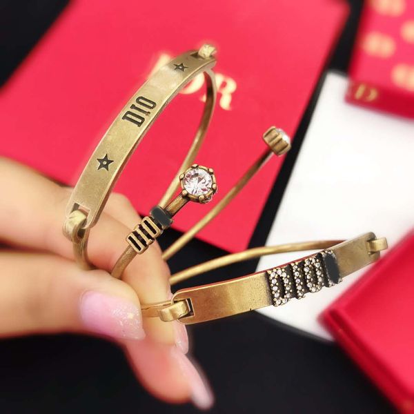 letter trifolio bracelet beauty fashion men's and women's exclusive fine jewel, Golden;silver
letter trifolio bracelet beauty fashion men's and women's exclusive fine jewel, Golden;silver