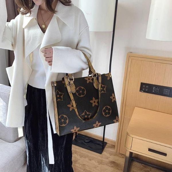 female bags 2021 one-shoulder retro messenger handbag large-capacity presbyopia large printing shopping bag
female bags 2021 one-shoulder retro messenger handbag large-capacity presbyopia large printing shopping bag