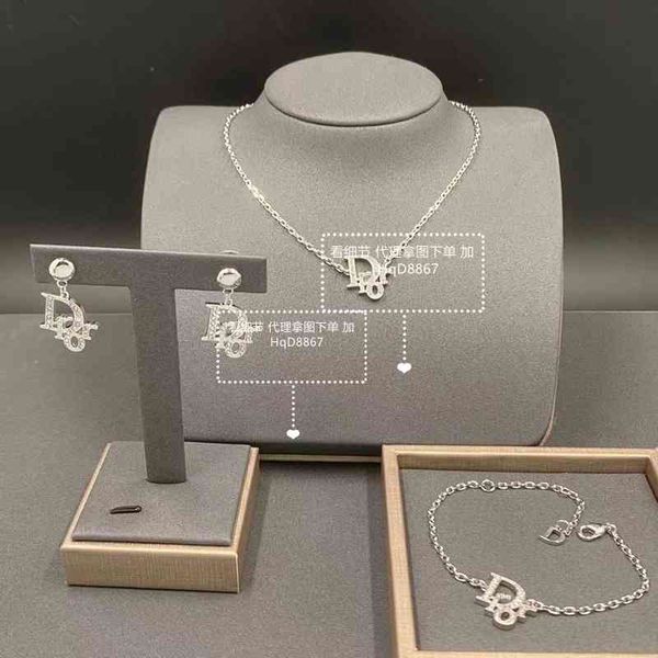 2021 new designer family necklace female letter bracelet earrings platinum literary temperament 2021 clavicle chain jewelry, Silver
2021 new designer family necklace female letter bracelet earrings platinum literary temperament 2021 clavicle chain jewelry, Silver