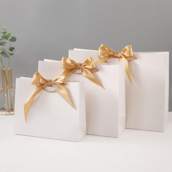 gift wrap 10pcs paper packaging bag high-grade thickened handbag custom logo clothing simple portable
gift wrap 10pcs paper packaging bag high-grade thickened handbag custom logo clothing simple portable
