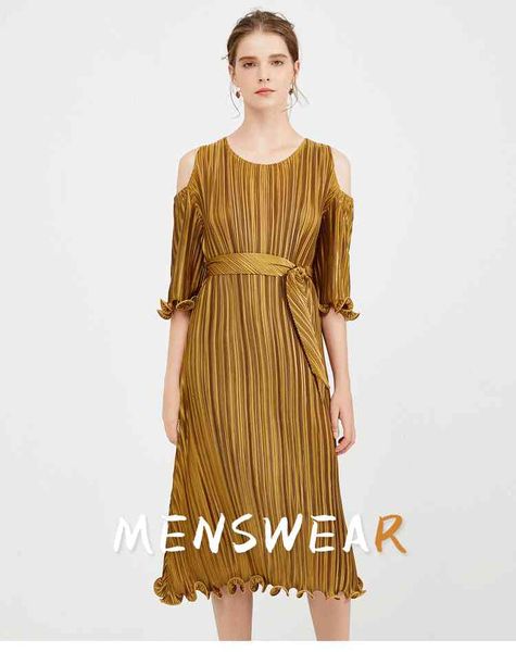 dress miyake fashion fold solid strapless with half sleeves o-neck pleated petal sleeve lacing, Black;gray
dress miyake fashion fold solid strapless with half sleeves o-neck pleated petal sleeve lacing, Black;gray