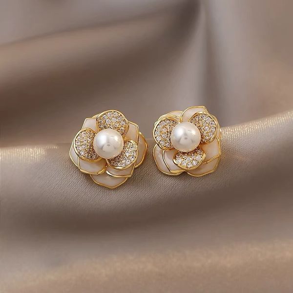 fashionable ladies temperament earrings alloy material inlaid zircon 2021 classic popular exquisite jewelry gift, Golden
fashionable ladies temperament earrings alloy material inlaid zircon 2021 classic popular exquisite jewelry gift, Golden