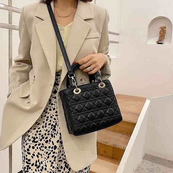 2021 fashion women's small bag diana bag embroidered thread handbag tide letter single shoulder messenger bag
2021 fashion women's small bag diana bag embroidered thread handbag tide letter single shoulder messenger bag