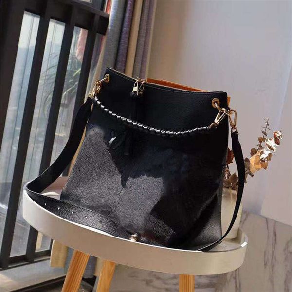 21ss ladies buckets braided handle single shoulder letter printing women bags high capacity daily use new arrival bukcets
21ss ladies buckets braided handle single shoulder letter printing women bags high capacity daily use new arrival bukcets