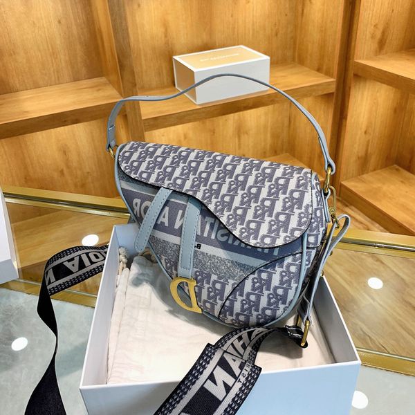 2021 new autumn and winter fashion versatile trendy women's d home saddle hand net red single shoulder messenger bag
2021 new autumn and winter fashion versatile trendy women's d home saddle hand net red single shoulder messenger bag