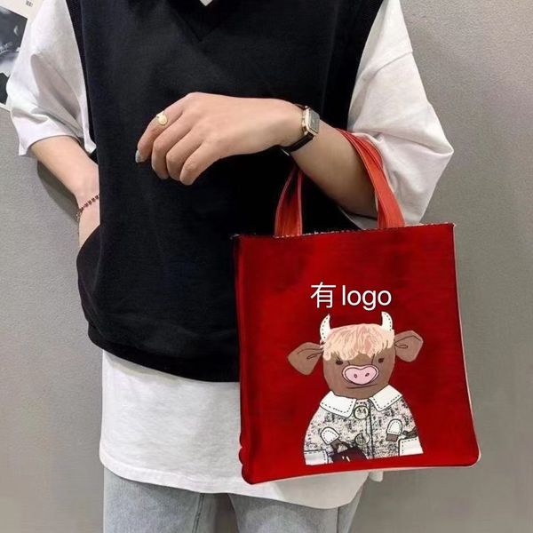 design hand 2021 new t / b calf one shoulder messenger bag red hand letter printed canvas bag
design hand 2021 new t / b calf one shoulder messenger bag red hand letter printed canvas bag