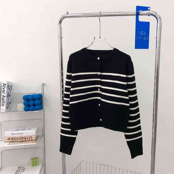 2022 factory wholesale new model 21 ce + autumn winter black and white stripe knitted cardigan short sweater coat women's style, White;black
2022 factory wholesale new model 21 ce + autumn winter black and white stripe knitted cardigan short sweater coat women's style, White;black
