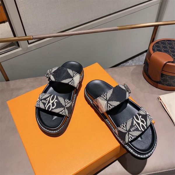2021 spring and summer women's new slippers luxury letter decoration water dyed cow leather lining rubber sole size 35-40, Black
2021 spring and summer women's new slippers luxury letter decoration water dyed cow leather lining rubber sole size 35-40, Black
