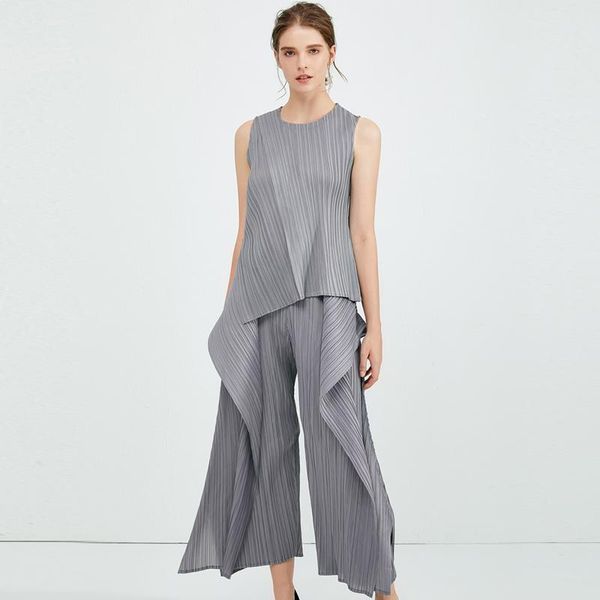 women's tracksuits 2021 summer miyake pleated shirt t-shirt vest + casual wide-leg pants irregular fashion racksuit women two piece set, Gray
women's tracksuits 2021 summer miyake pleated shirt t-shirt vest + casual wide-leg pants irregular fashion racksuit women two piece set, Gray