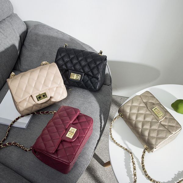 handbag 2021 mini square bag xiaoxiangfeng lingge chain one shoulder slanting women's, Black;red
handbag 2021 mini square bag xiaoxiangfeng lingge chain one shoulder slanting women's, Black;red