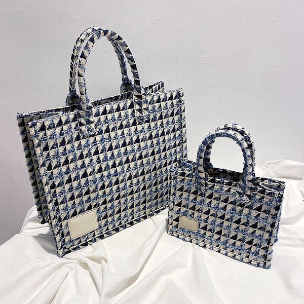 tot 2021 new high-grade checkered canvas foreign style fashion large capacity portable messenger bag
tot 2021 new high-grade checkered canvas foreign style fashion large capacity portable messenger bag