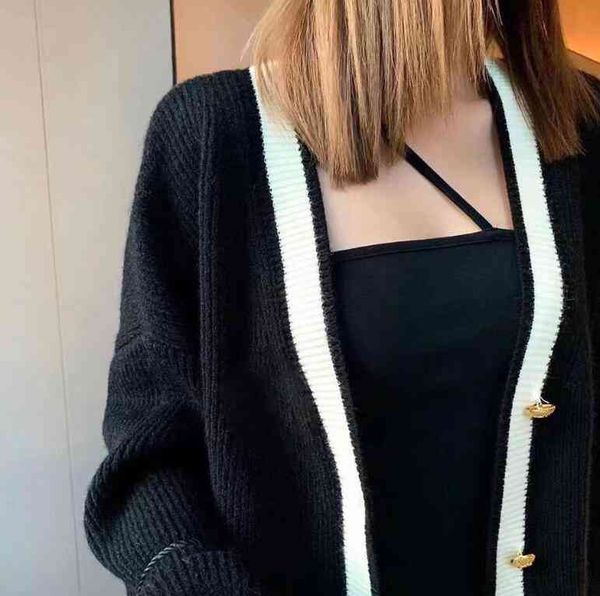 autumn/winter paris fashion women's knits wear cardigan high edition highs quality v-neck designer c letter brooch design thick warm, White
autumn/winter paris fashion women's knits wear cardigan high edition highs quality v-neck designer c letter brooch design thick warm, White
