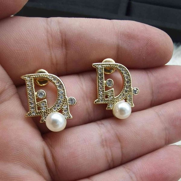 2021 luxury designer jewelry high version earrings 2021 new pearl letter diamond round temperament small 925 silver needle
2021 luxury designer jewelry high version earrings 2021 new pearl letter diamond round temperament small 925 silver needle