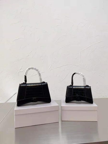 hourglass bag luxury designer handbag shoulder bags fashi2021 on hig h-end handbags unique curved shape at the bottom very fashionable items
hourglass bag luxury designer handbag shoulder bags fashi2021 on hig h-end handbags unique curved shape at the bottom very fashionable items