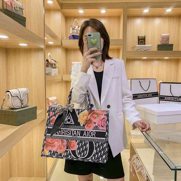 purse giovanni autumn winter new style wind street shooting flowers contrast color tot portable signature women's bag and silk
purse giovanni autumn winter new style wind street shooting flowers contrast color tot portable signature women's bag and silk