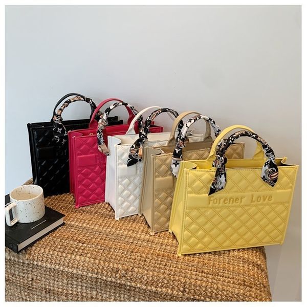 2022 factory wholesale new women fashion lingge silk scarf handbag commuting temperament handbags large capacity tote bag yo46
2022 factory wholesale new women fashion lingge silk scarf handbag commuting temperament handbags large capacity tote bag yo46