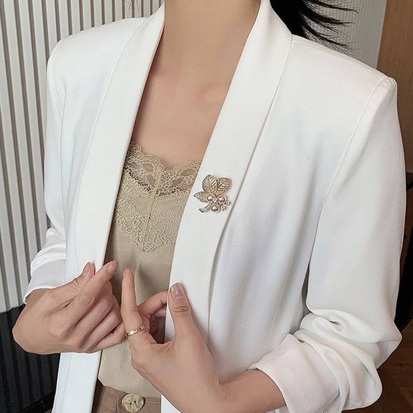 fashionable design, exquisite small, pearl leaf inlaid with diamond, simple versatile, luxurious and personalized brooch, Gray
fashionable design, exquisite small, pearl leaf inlaid with diamond, simple versatile, luxurious and personalized brooch, Gray