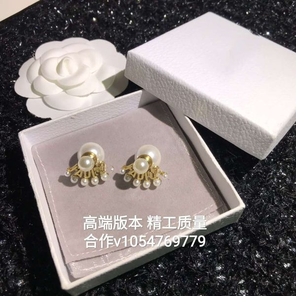 2021 luxury designer jewelry d's new pearl letter earrings women's ancient brass silver needle fashion net red
2021 luxury designer jewelry d's new pearl letter earrings women's ancient brass silver needle fashion net red