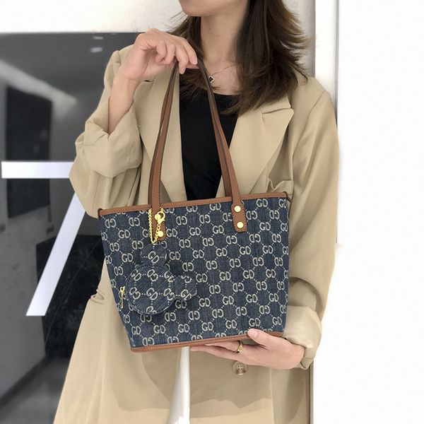 luxury design classic tote bag large capacity shopping winter denim single shoulder diagonal cross handle mother two-piece set purses
luxury design classic tote bag large capacity shopping winter denim single shoulder diagonal cross handle mother two-piece set purses