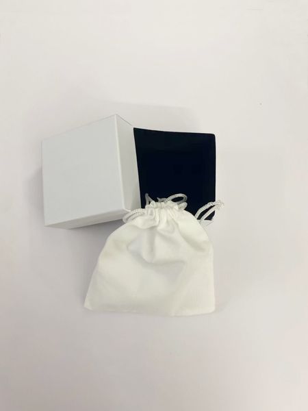 europe america designer fashion style white printed b letter jewelry sets boxes necklace bracelet earrings ring universal box dust bag, Black;white
europe america designer fashion style white printed b letter jewelry sets boxes necklace bracelet earrings ring universal box dust bag, Black;white