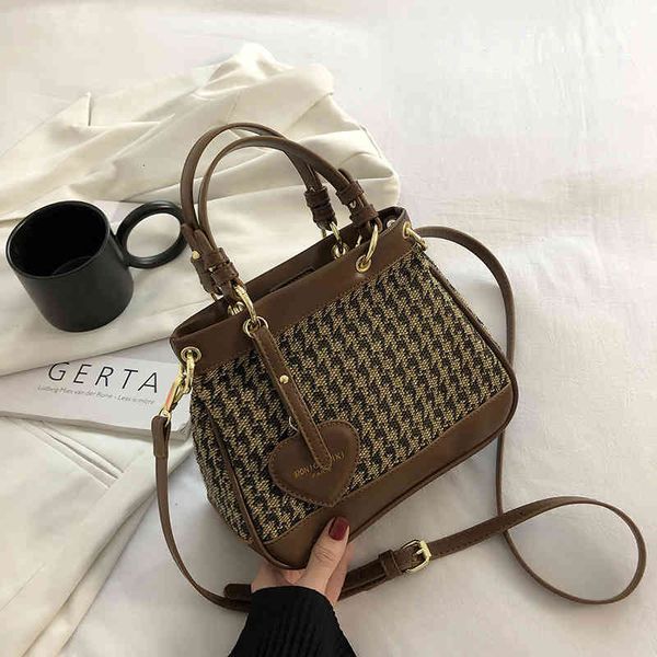 2021 autumn and winter bag women's street trend versatile fashion foreign style thousand bird lattice messenger, Black;red
2021 autumn and winter bag women's street trend versatile fashion foreign style thousand bird lattice messenger, Black;red